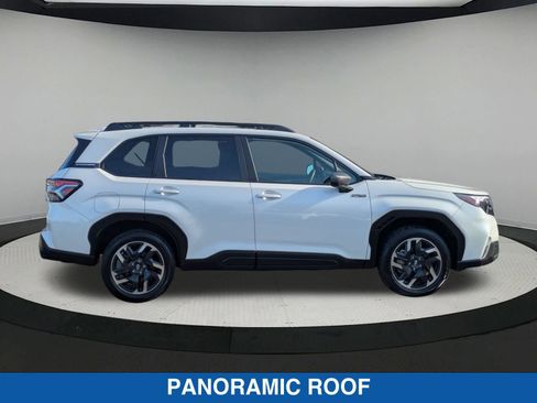 Used 2025 Subaru Forester Premium image 2