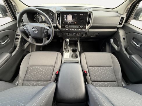 Used 2025 Nissan Frontier SV w/ SV Convenience Package RWD image 3