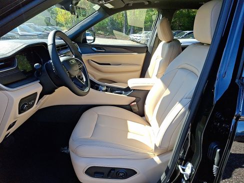 New 2025 Jeep Grand Cherokee Limited image 9