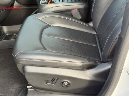 Used 2024 Chrysler Pacifica Limited FWD image 23