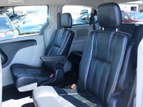 Used 2016 Chrysler Town & Country Touring image 13
