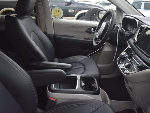 Used 2023 Chrysler Pacifica Touring-L FWD image 3
