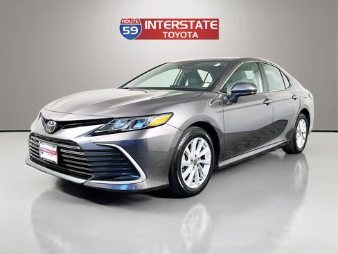 Used 2023 Toyota Camry LE image 3