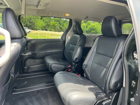 Used 2015 Toyota Sienna SE Premium FWD image 18