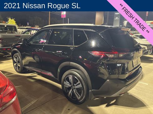 Used 2021 Nissan Rogue SL w/ Premium Package image 2