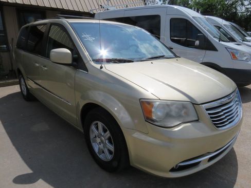 Used 2012 Chrysler Town & Country Touring FWD image 3