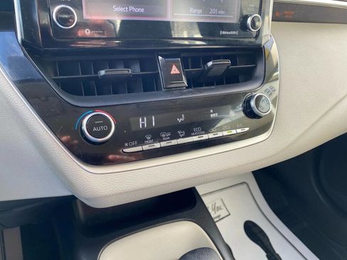 Used 2021 Toyota Corolla LE image 17