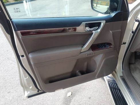 Used 2011 Lexus GX 460 image 32