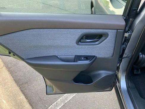 Used 2023 Nissan Rogue S FWD image 10