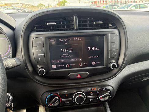 Used 2025 Kia Soul LX w/ LX Technology Package FWD image 16