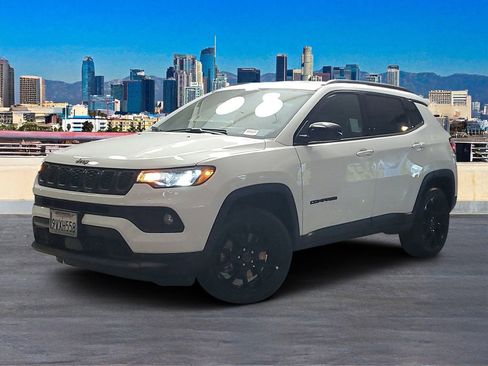 Used 2026 Jeep Compass Latitude AWD/4WD image 2