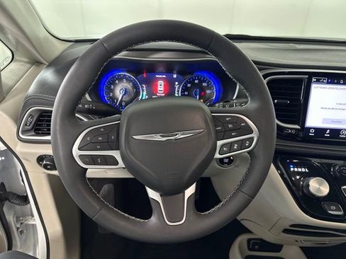 Used 2023 Chrysler Pacifica Touring-L image 14