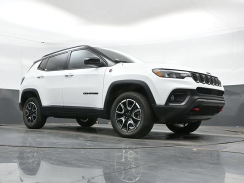 Used 2025 Jeep Compass Trailhawk AWD/4WD image 46