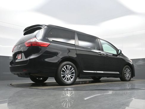Used 2020 Toyota Sienna XLE FWD image 31