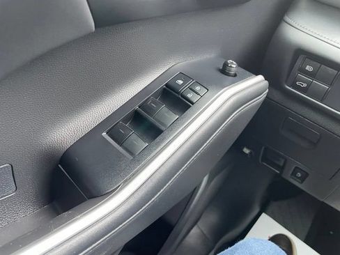 Used 2022 Toyota Highlander XLE AWD/4WD image 12