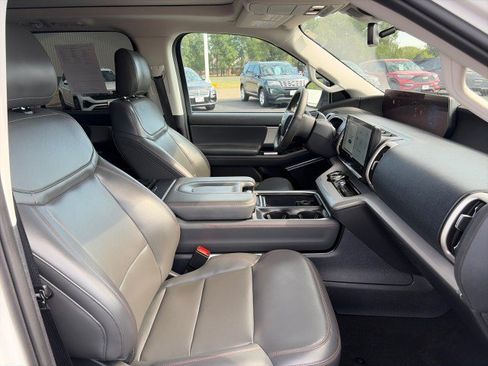 Used 2025 Ford Expedition Active AWD/4WD image 21