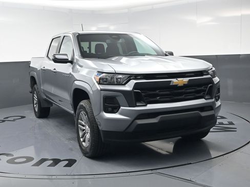 Used 2024 Chevrolet Colorado LT w/ LT Convenience Package II image 3