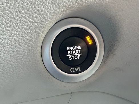 Certified 2023 Chrysler Pacifica Touring-L image 18