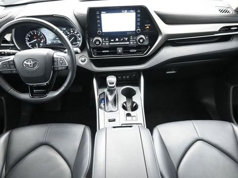 Used 2021 Toyota Highlander XLE FWD image 23