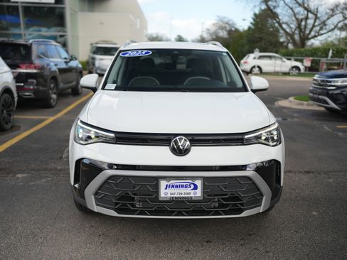 Used 2025 Volkswagen Taos SE w/ Panoramic Sunroof Package AWD/4WD image 3