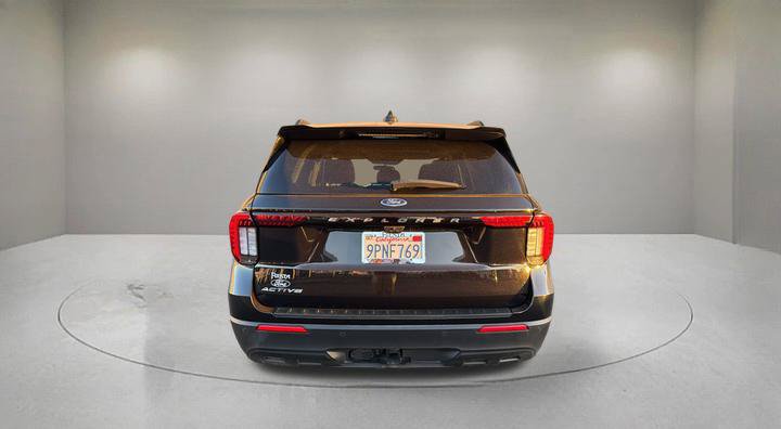 Used 2025 Ford Explorer Active RWD image 3