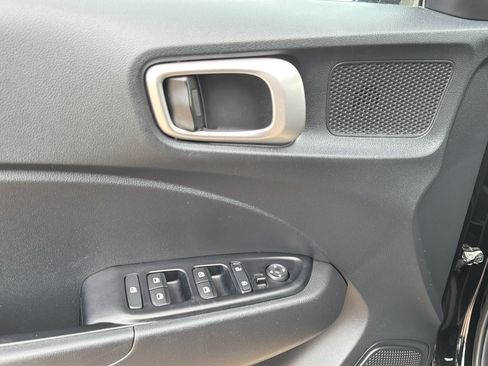 Used 2024 Hyundai Venue SEL FWD image 24
