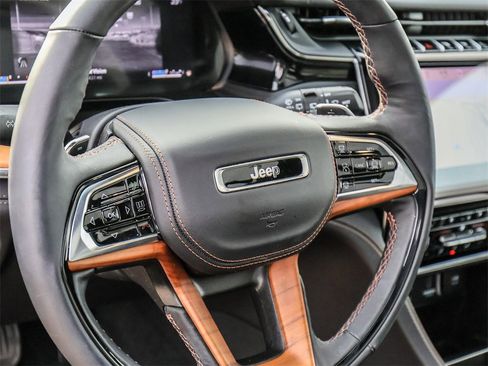 Used 2025 Jeep Grand Cherokee Summit image 33
