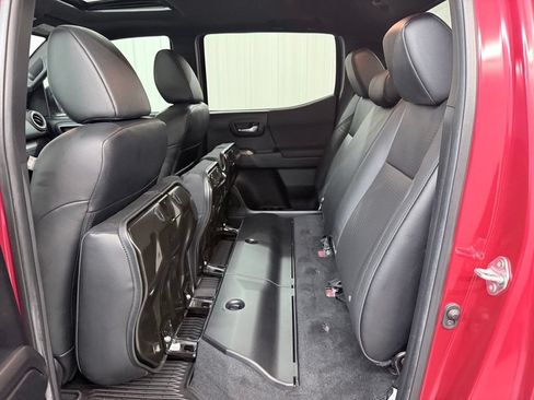 Used 2022 Toyota Tacoma TRD Sport w/ TRD Premium Sport Package AWD/4WD image 31