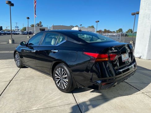 Used 2023 Nissan Altima 2.5 SV w/ SV Premium Package image 16