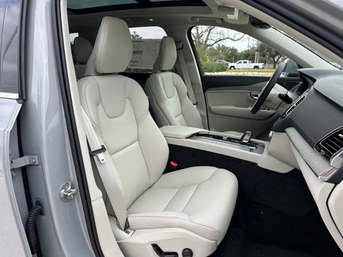Certified 2025 Volvo XC90 T8 Plus w/ Protection Package Premier AWD/4WD image 8