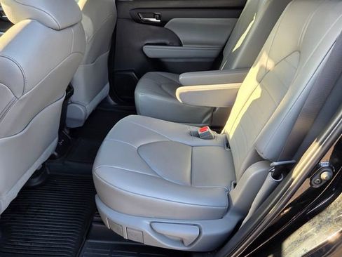 Used 2023 Toyota Highlander XLE FWD image 12