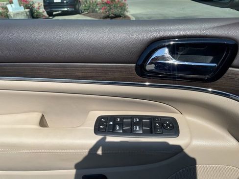 Used 2020 Jeep Grand Cherokee Overland image 12