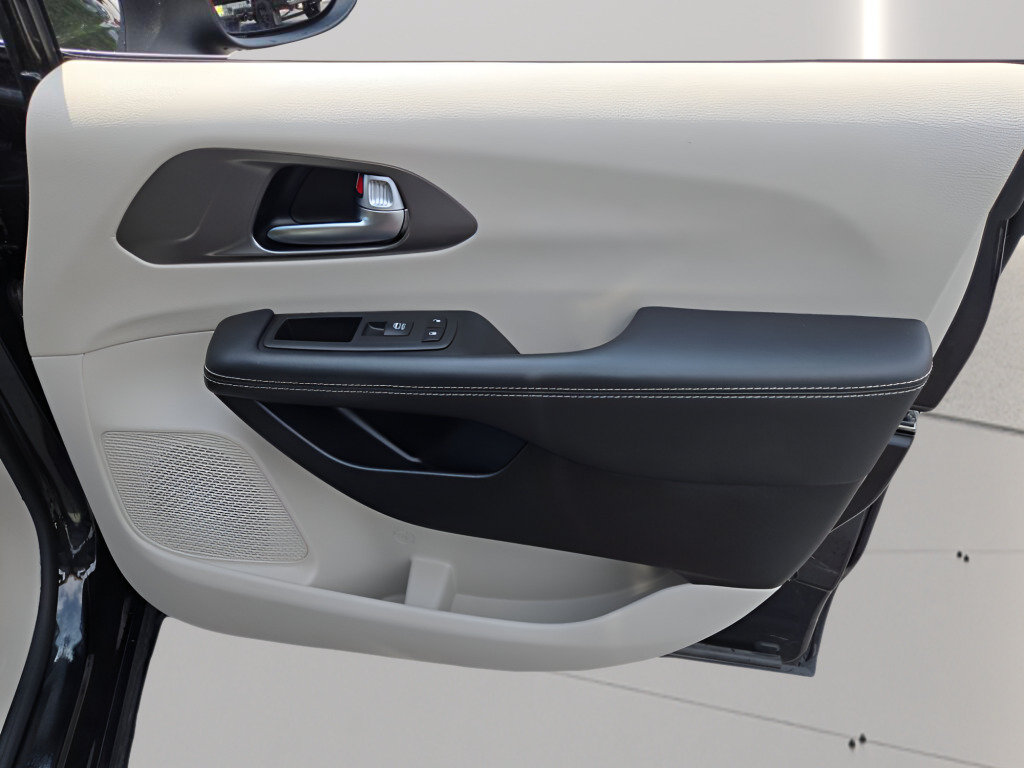Used 2023 Chrysler Pacifica Touring-L FWD image 5