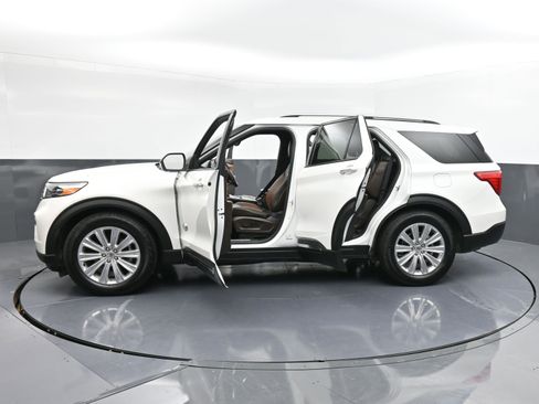 Used 2021 Ford Explorer King Ranch w/ Premium Technology Package image 39