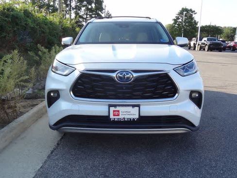 Used 2022 Toyota Highlander Platinum AWD/4WD image 2