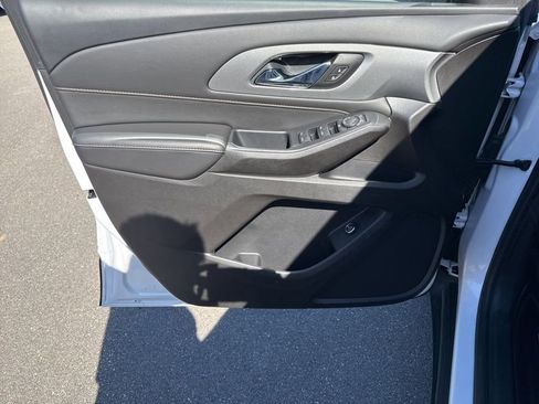 Used 2021 Chevrolet Traverse LT image 27