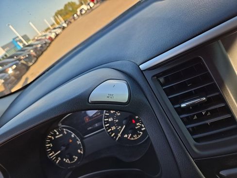 Used 2019 Nissan Pathfinder S image 30