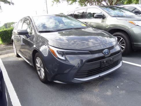 Used 2025 Toyota Corolla XLE FWD image 3