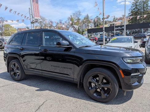 Certified 2023 Jeep Grand Cherokee Limited w/ Black Appearance Package AWD/4WD image 5