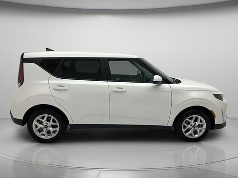 Used 2025 Kia Soul LX w/ LX Technology Package FWD image 6
