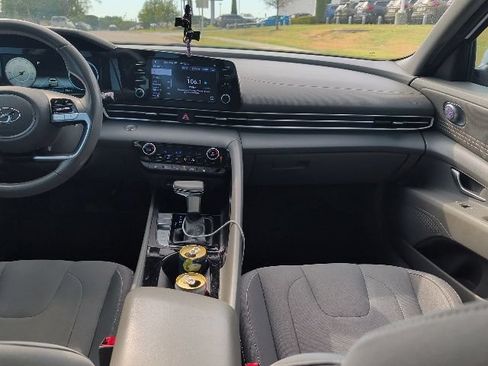 Used 2021 Hyundai Elantra SEL w/ Convenience + Premium Package FWD image 10