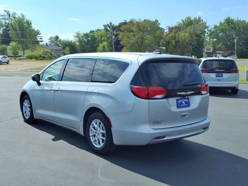 Used 2023 Chrysler Voyager LX FWD image 3