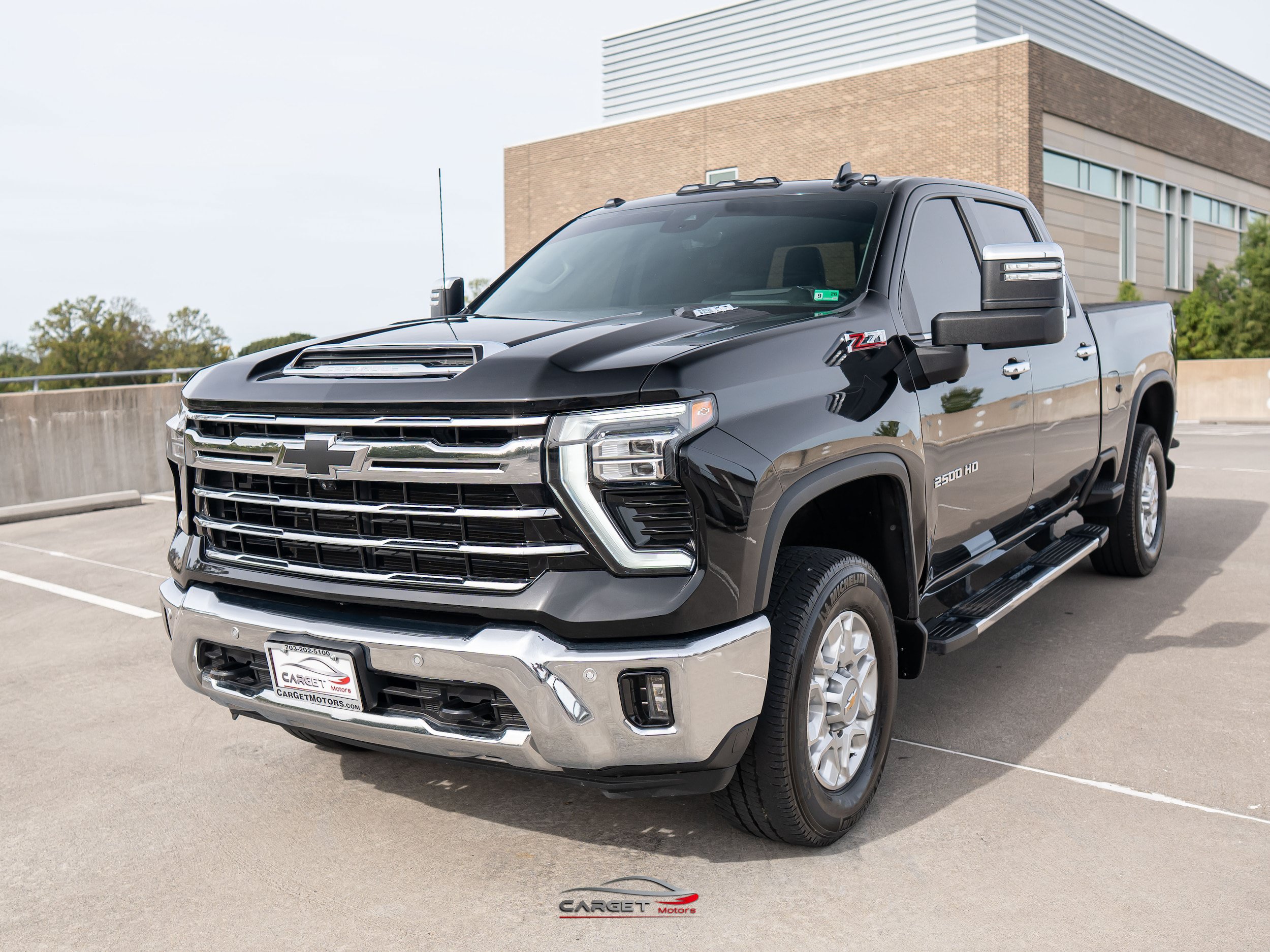 Used 2024 Chevrolet Silverado 2500 LTZ w/ LTZ Premium Package AWD/4WD image 3