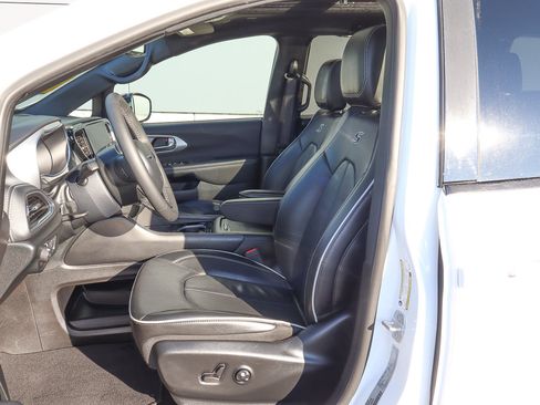 Used 2025 Chrysler Pacifica Limited image 7