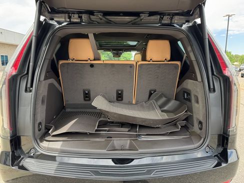 Used 2024 Cadillac Escalade Premium Luxury w/ LPO, Floor Liner Package AWD/4WD image 9