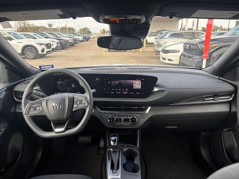 Used 2025 Buick Envista Preferred image 31