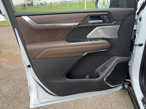 Used 2026 GMC Acadia Denali Ultimate w/ LPO, Floor Liner Package image 10