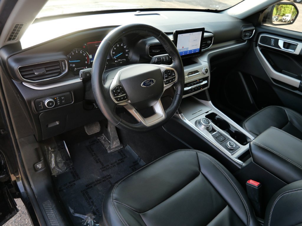 Certified 2022 Ford Explorer XLT w/ Equipment Group 202A AWD/4WD image 3