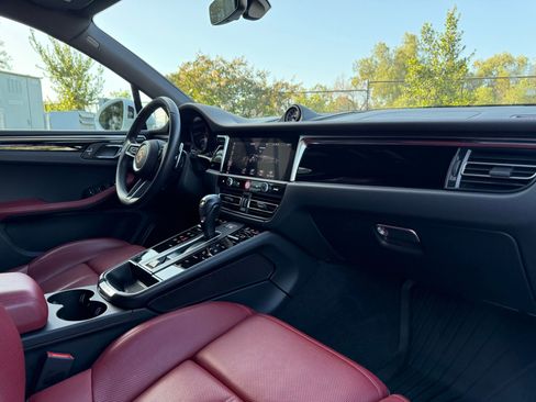 Certified 2024 Porsche Macan AWD/4WD image 24