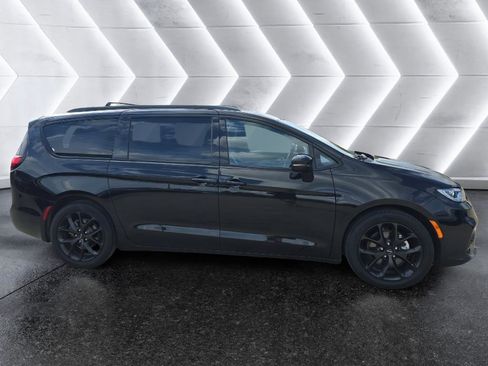 Used 2025 Chrysler Pacifica Limited FWD image 7